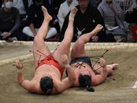 　翠富士（右）をかわず掛けで下す豊昇龍