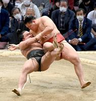 　豊昇龍（右）はかわず掛けで翠富士を下す