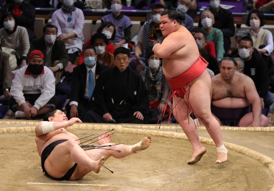 　　押し倒しで阿炎を破った阿武咲（撮影・坂部計介）