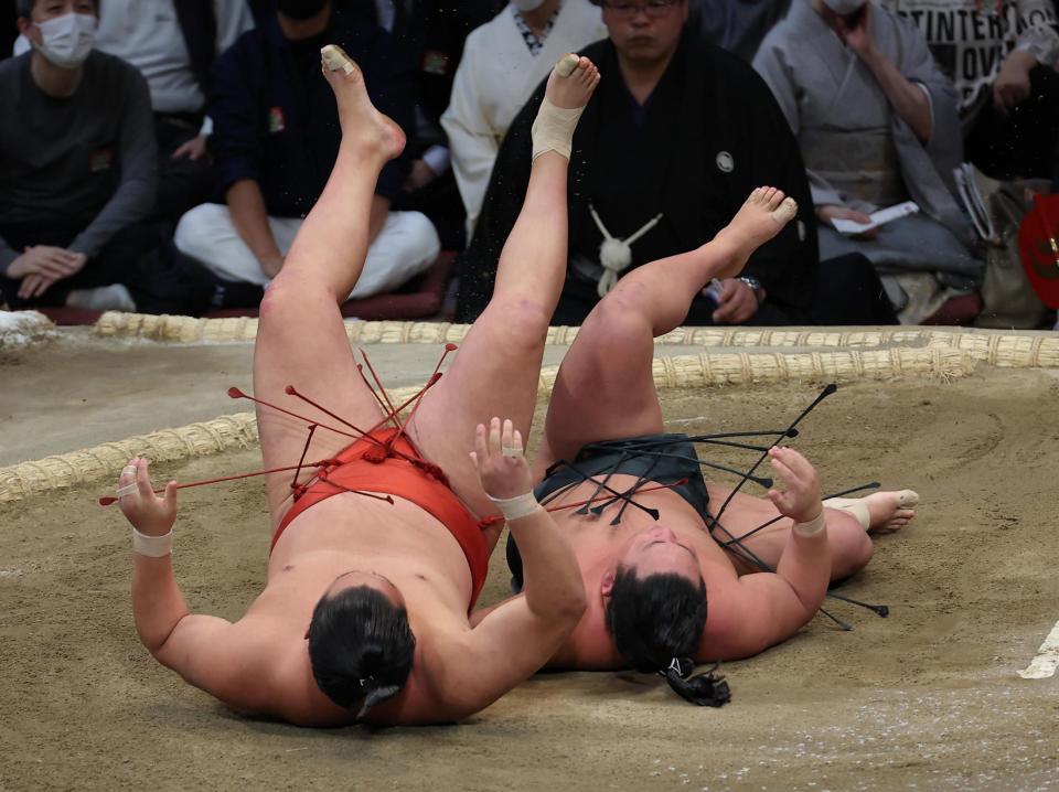 　翠富士（右）をかわず掛けで下す豊昇龍