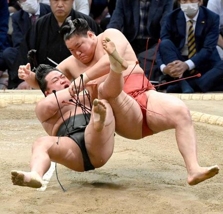 　かわず掛けで翠富士（左）を下す豊昇龍