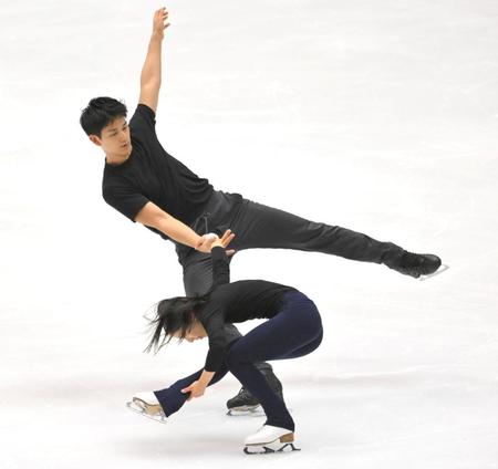 　公式練習でスピンの確認をする三浦璃来、木原龍一組（撮影・伊藤笙子）