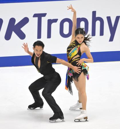 　公式練習を行う村元哉中、高橋大輔組（撮影・伊藤笙子）