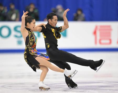 　アイスダンスＲＤで息の合った演技をする村元哉中、高橋大輔組（撮影・伊藤笙子）