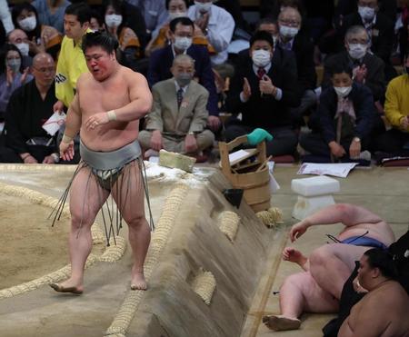 　流血しながら逸ノ城（右）を下手投げで下した若隆景