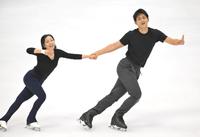 　公式練習を行う三浦璃来、木原龍一組（撮影・伊藤笙子）
