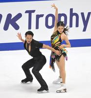 　公式練習を行う村元哉中、高橋大輔組（撮影・伊藤笙子）