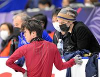 　公式練習中にステファン・ランビエールコーチ（右）と話し合う宇野昌磨（撮影・伊藤笙子）