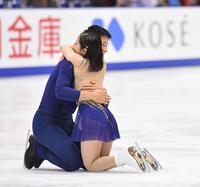 　演技を終え、抱き合う三浦璃来、木原龍一組（撮影・伊藤笙子）