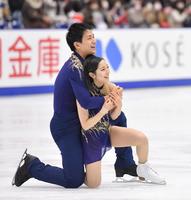 　演技を終え、笑顔を見せる三浦璃来、木原龍一組（撮影・伊藤笙子）