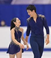 　演技を終え、満面の笑みで見つめ合う三浦璃来、木原龍一組（撮影・伊藤笙子）