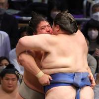 　逸ノ城との壮絶な取り組みを制した若隆景（撮影・坂部計介）