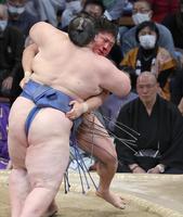 　流血しながら逸ノ城（左）を攻める若隆景