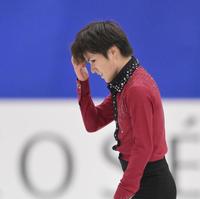　男子ＳＰの演技を終え、頭を抱える宇野昌磨（撮影・伊藤笙子）
