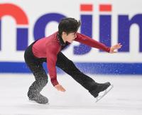　男子ＳＰの演技中、トリプルアクセルでバランスを崩す宇野昌磨（撮影・伊藤笙子）