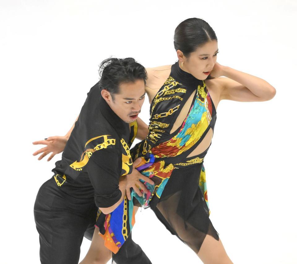 　公式練習を行う村元哉中、高橋大輔組（撮影・伊藤笙子）