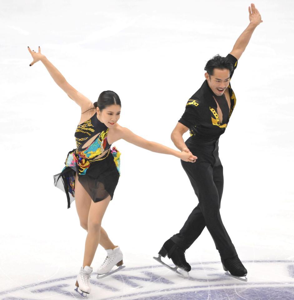 　公式練習を行う村元哉中、高橋大輔組（撮影・伊藤笙子）