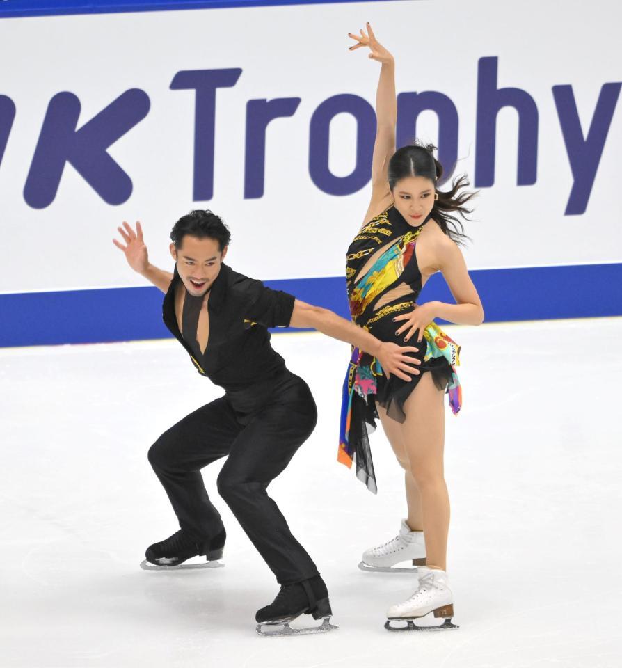 　公式練習を行う村元哉中、高橋大輔組（撮影・伊藤笙子）