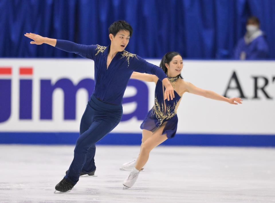 　息の合った演技を見せる三浦璃来、木原龍一組（撮影・伊藤笙子）