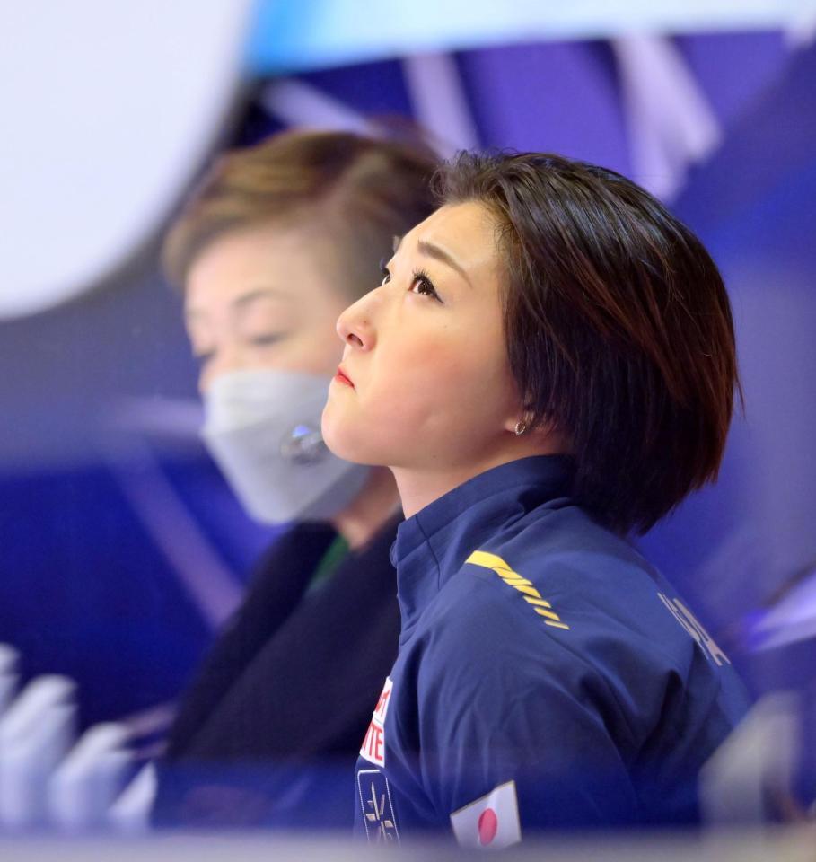 　女子ＳＰを終え、キスアンドクライで唇をかむ坂本花織（撮影・伊藤笙子）