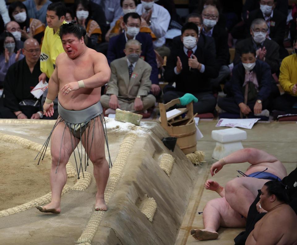 　流血しながら逸ノ城（右）を下手投げで下した若隆景
