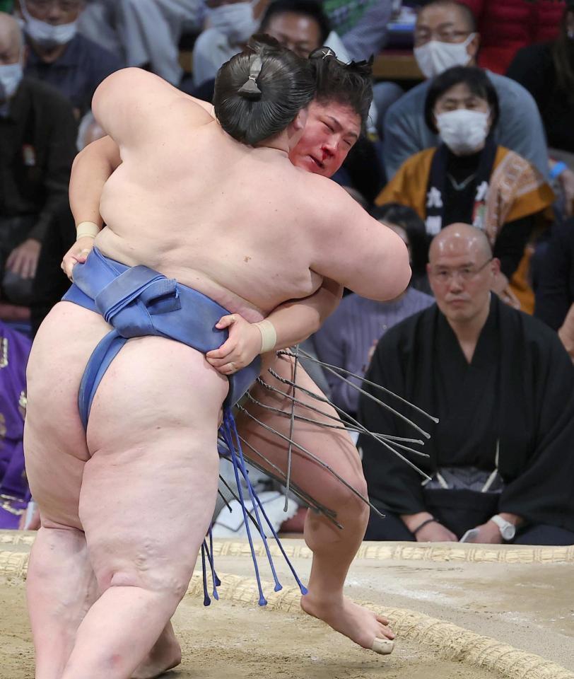 　流血しながら逸ノ城（左）を攻める若隆景