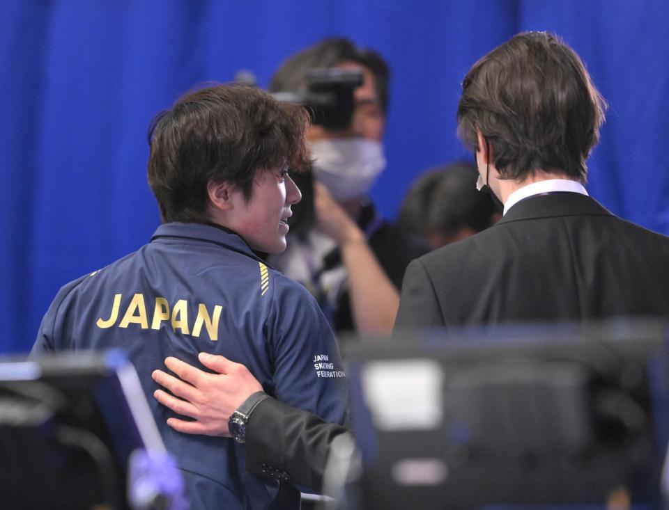 　男子ＳＰの演技を終え、ステファン・ランビエールコーチ（右）とともにキスアンドクライを離れる宇野（撮影・伊藤笙子）