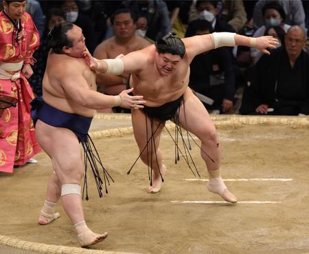 　宝富士を突き出しで破った阿炎（撮影・坂部計介）