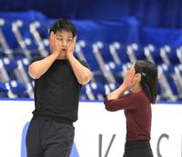 　ペアＦＳ前の公式練習中におどけた表情を見せる三浦璃来、木原龍一組（撮影・伊藤笙子）