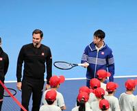フェデラー氏（左）の来日イベントに出席し、子供たちと交流する錦織圭