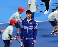フェデラー氏の来日イベントに出席し、子供たちと交流する錦織圭