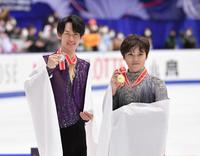 　男子シングルでワンツーフィニッシュとなった宇野昌磨（右）と山本草太（撮影・伊藤笙子）