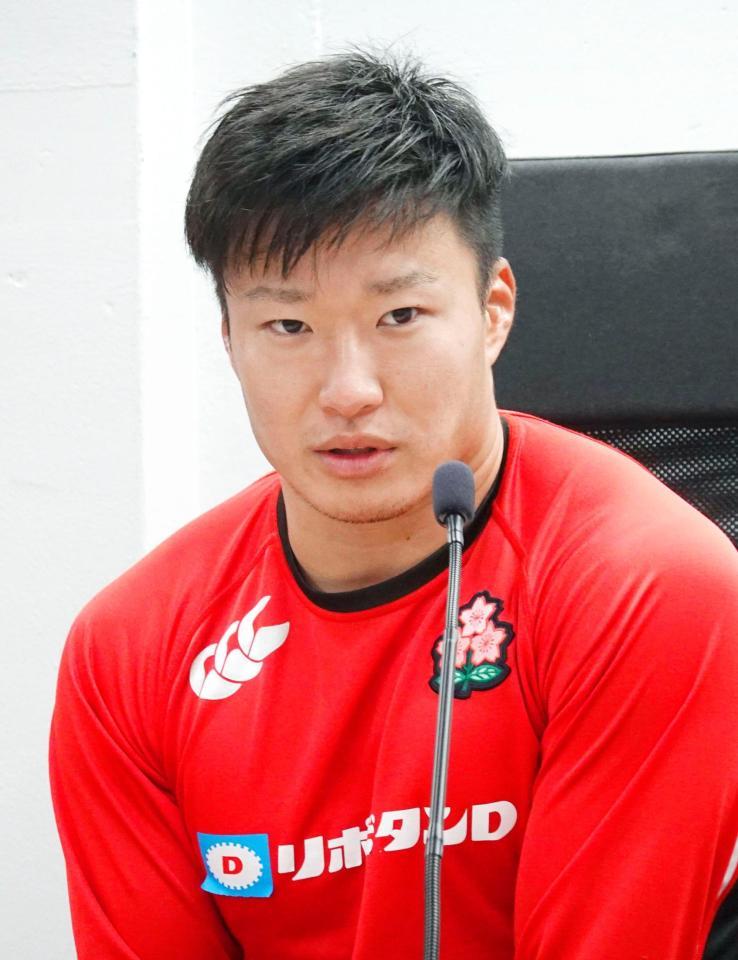 　練習後、取材に応じる日本代表の斎藤＝１８日、トゥールーズ（共同）