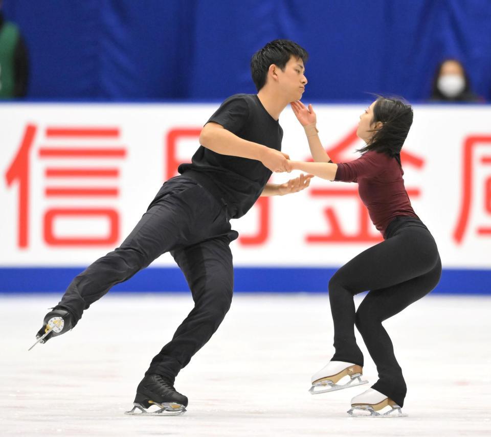 　ペアＦＳ前の公式練習を行う三浦璃来、木原龍一組（撮影・伊藤笙子）