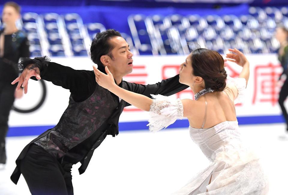 　アイスダンスＦＤ前の公式練習を行う村元哉中、高橋大輔組（撮影・伊藤笙子）
