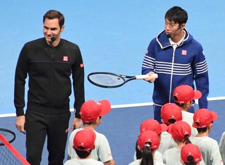 　フェデラー氏（左）と一緒に子供たちと交流する錦織圭