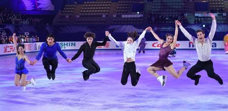 　氷上でジャンプする（左から）三浦璃来、木原龍一、宇野昌磨、金芸林、ロランス・フルニエボードリー、ニゴライ・サアアンスン