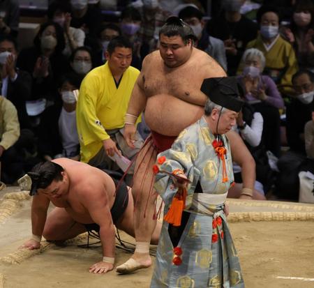 　すくい投げで霧馬山を下した高安（撮影・坂部計介）