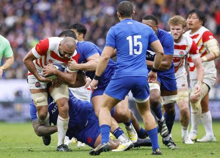 　前半、突進するリーチ（共同）