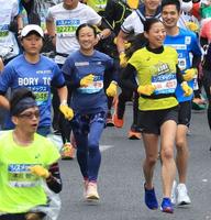 　元気よくスタートする田中千洋さん（左から２人目）と小林祐梨子さん（右）