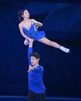 　エキシビションでリフトを見せる三浦璃来、木原龍一組