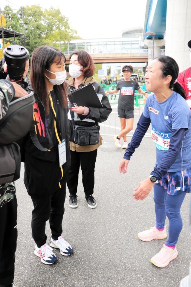 　９３回目のマラソン完走を遂げ、大会ゲストの田中希実（手前左）に迎えられる母千洋さん（右端）