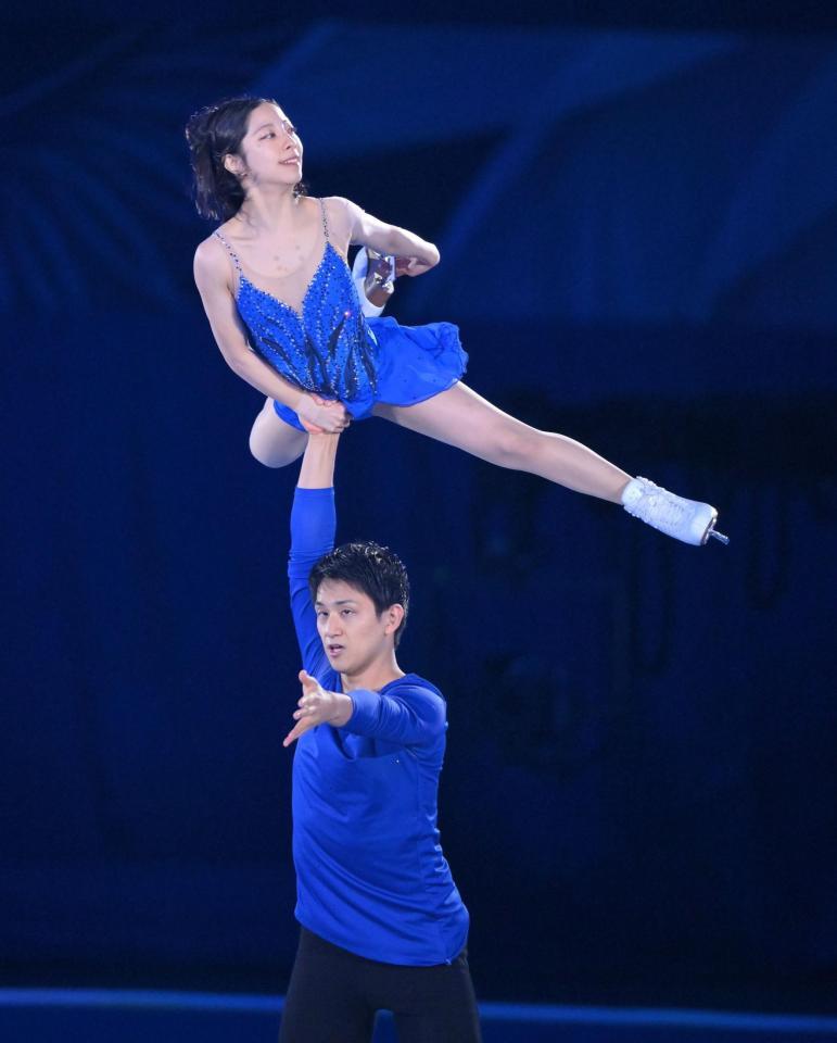 　エキシビションでリフトを見せる三浦璃来、木原龍一組