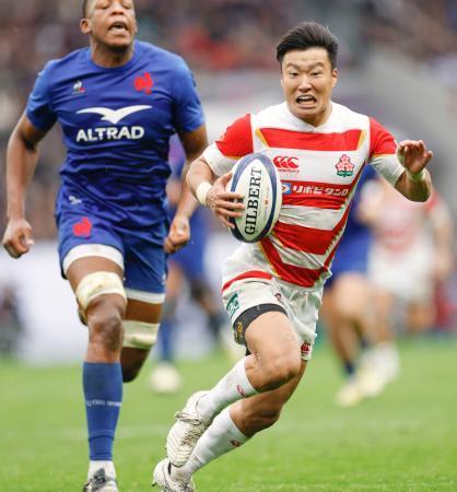 　日本-フランス　後半、駆け出す斎藤。この後トライを決める＝トゥールーズ（共同）