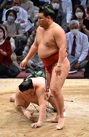 　豊昇龍が上手投げで佐田の海（下）を破る