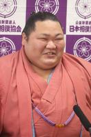 　引退会見で笑顔を見せる元小結の千代大龍（日本相撲協会提供）