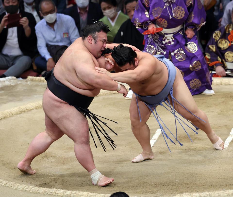 　翔猿（右）に押し出しで敗れる貴景勝