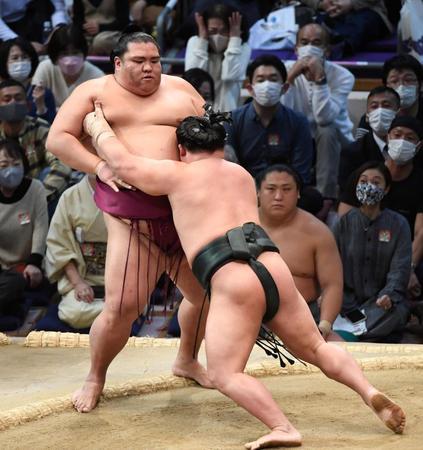 　翠富士（手前）に寄り切られ、６敗目を喫した御嶽海（撮影・佐藤厚）