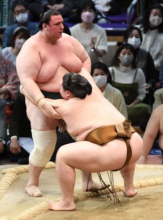 　碧山（左）を寄り切りで破り、１敗を守った王鵬（撮影・佐藤厚）