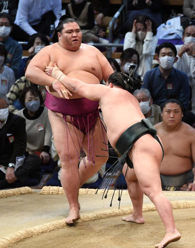 　翠富士（手前）に寄り切られ、６敗目を喫した御嶽海（撮影・佐藤厚）